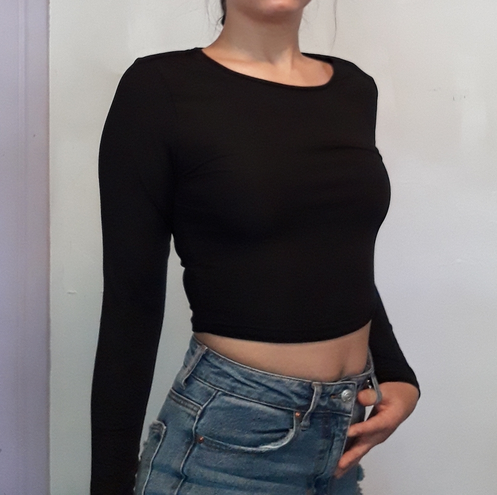 Black long sleeve crop top